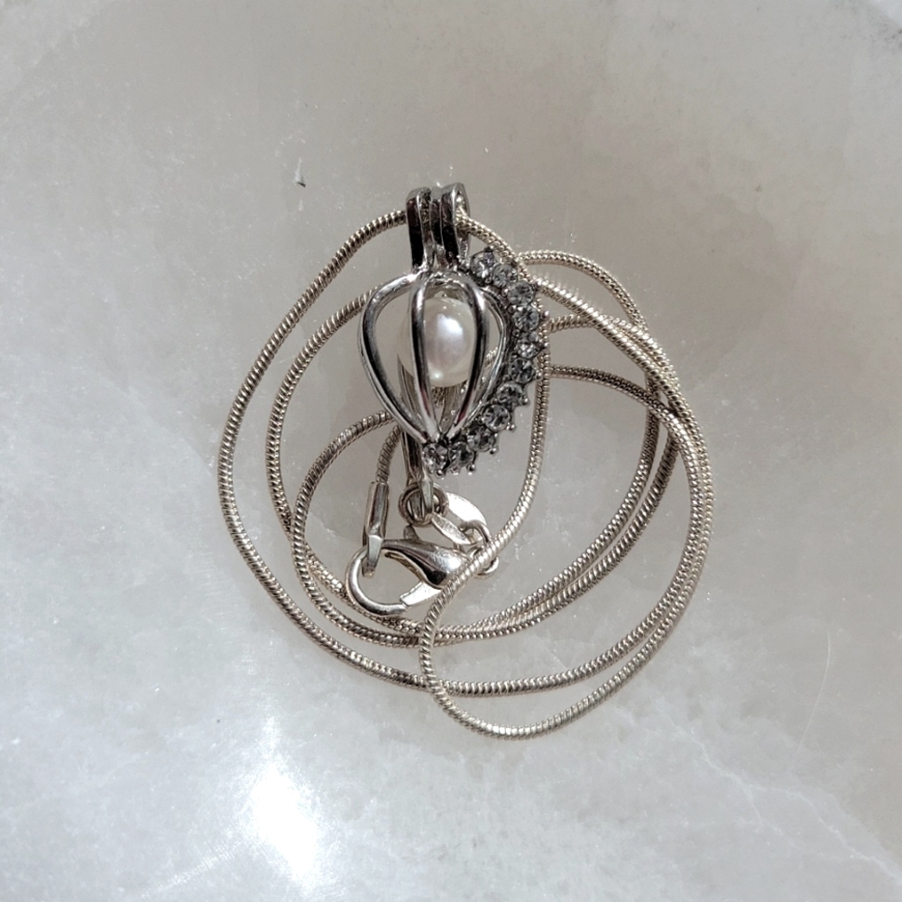 Sterling silver necklace with natural pearl